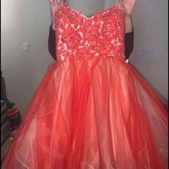 Grad or prom beautiful red dress - Picture 1 of 3